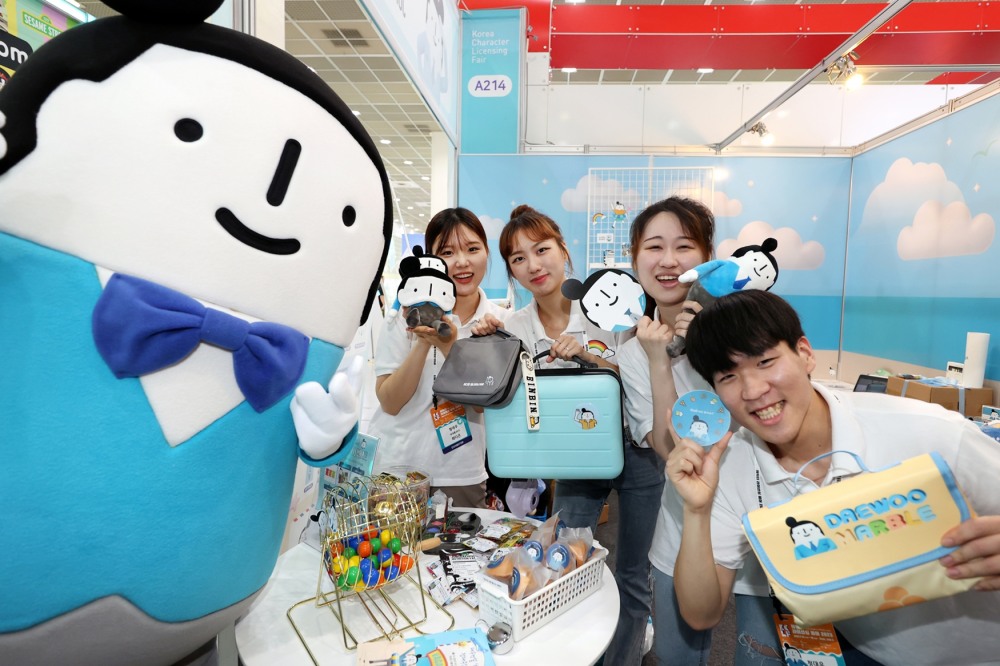 정대우 캐릭터와 대대홍으로 선발된 대학생들이 ‘정대우 부스’ 운영을 하고 있다.(사진=대우건설)