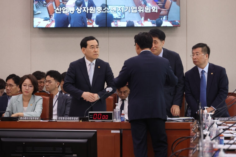 사진=연합뉴스 (이창양 산업부 장관과 장영진 1차관, 강경성 2차관이 5일 국회에서 열린 산업통상자원중소벤처기업위원회 전체회의에서 국민의힘 간사 김성원 의원과 대화하고 있다. 2023.7.5)