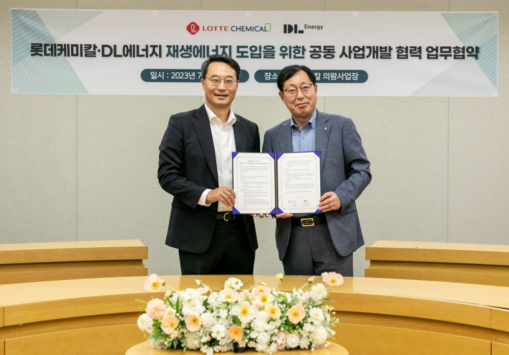 17일 롯데케미칼 경기 의왕사업장에서 열린 DL에너지- 롯데케미칼 재생에너지 공동 사업개발 업무협약식에 참석한 DL에너지 이정욱 대표(좌측)와 롯데케미칼 첨단소재사업 이영준 대표(우측).(사진=DL이앤씨)