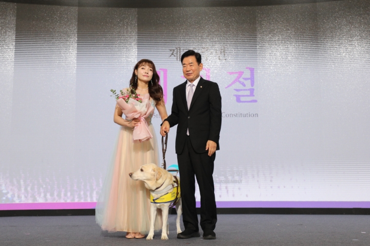 사진=연합뉴스 (17일 국회에서 열린 제75주년 제헌절 경축식에서 김진표 의장이 공연을 마친 국민의힘 김예지 의원에게 꽃다발을 전달 후 기념 촬영하고 있다. 2023.7.17)