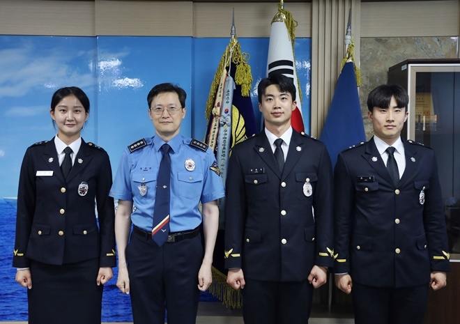 정욱한 서장이 246기 신임경찰관 전입신고식에서 단체기념촬영을 하고 있다.(사진제공=울산해양경찰서)