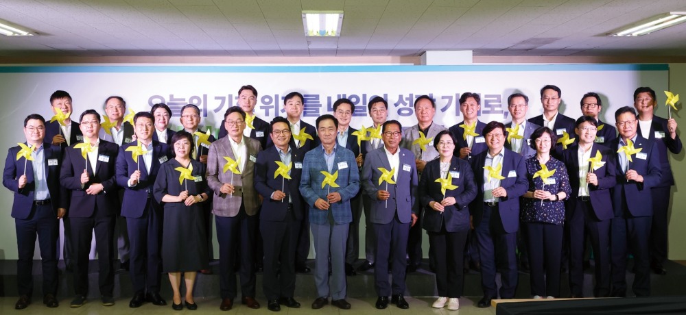 업무협약 체결 후 기념촬영을 하고있다.