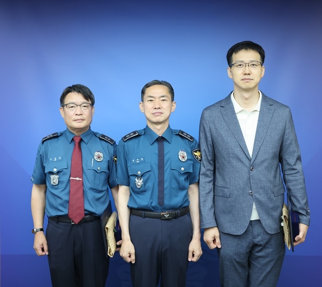 청렴인 선발 포상.(사진왼쪽부터 이경섭 경감, 김수영 청장, 차봉진 경위).(제공=대구경찰청)