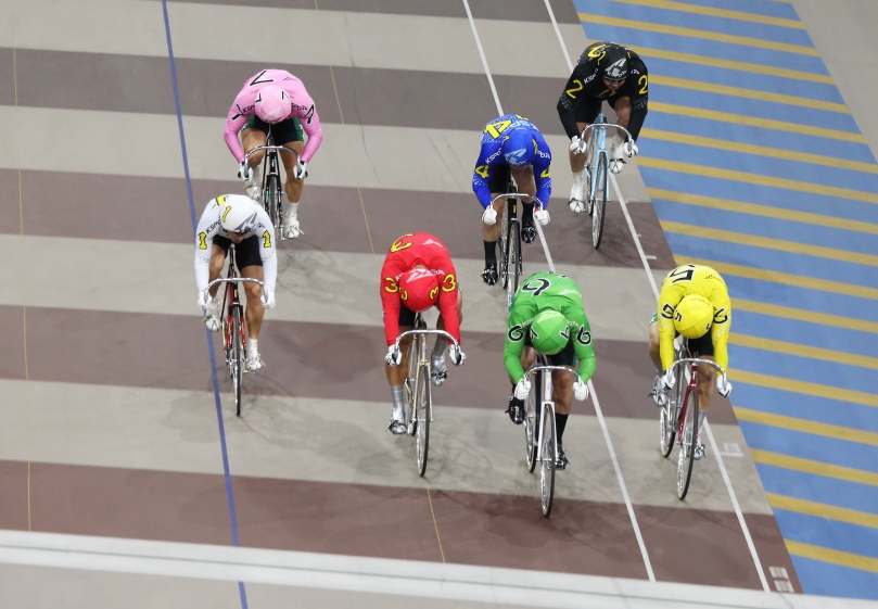 광명스피돔에서 경주에 출전한 우수급 선수들이 결승선을 앞두고 전력을 다하고 있다. (사진=국민체육진흥공단)