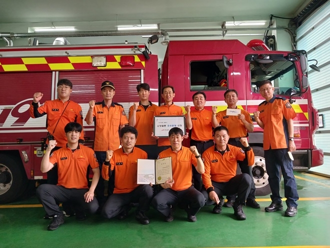 상반기 소방활동 우수팀으로 선정된 충무119안전센터 1팀이 파이팅을 외치며 기념촬영.(사진제공=부산소방재난본부)