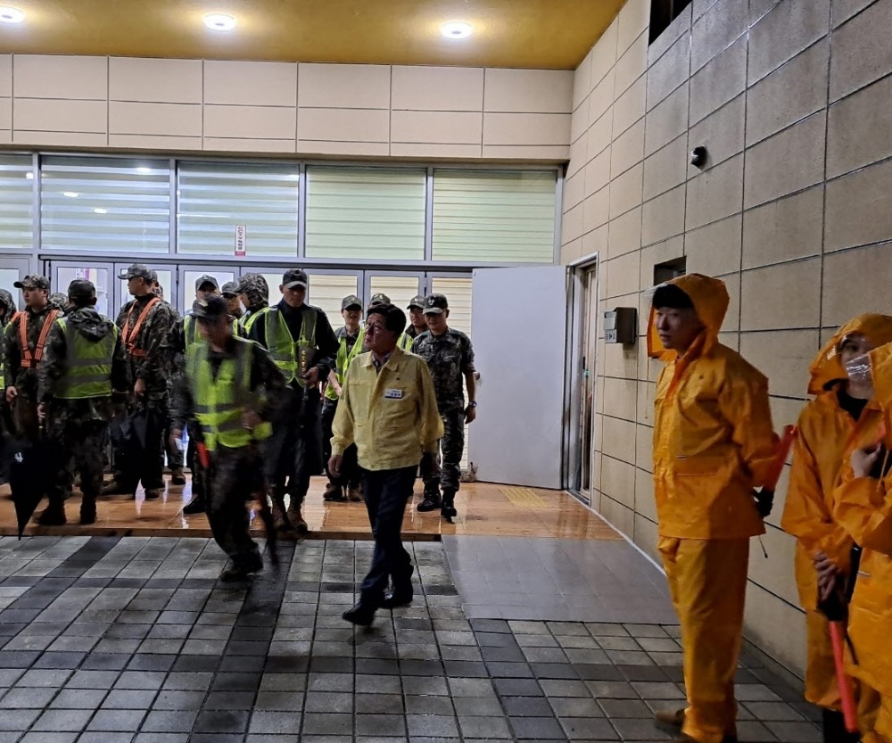 정종복 기장군수가 18일 하천범람에 대비한 주민 사전대피를 현장지휘하고 있다.(제공=부산 기장군)