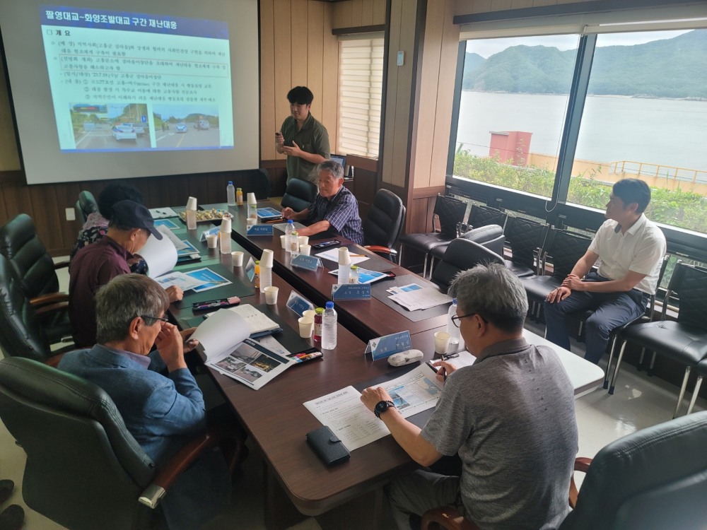 섬마을 이장들에게 해상 특수교량 재난대응에 대해 설명하는 모습.(사진= 국토안전관리원)
