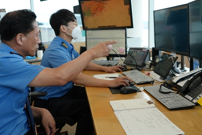 채광철 남해해경청장이 19일 부산항 해상교통관제센터를 찾아 부산 앞바다 통항선박을 대상으로 수해 실종자 수색협조를 당부하고 있다.(사진제공=남해지방해양경찰청)