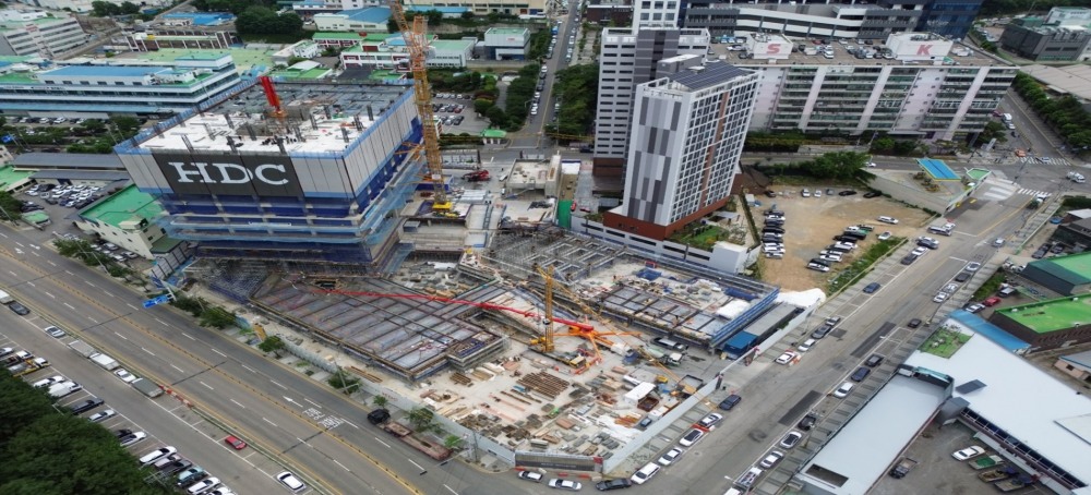 HDC현대산업개발에서 품질관리 실명 책임 시스템 운영을 위해 촬영된 성남산단 재생복합지식산업센터 드론 전경.(사진=HDC현대산업개발)