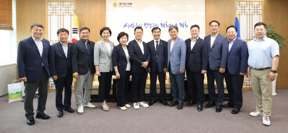 제주특별자치도의회 균형발전특별자치입법정책포럼 위원들과 기념촬영을 하고있다.