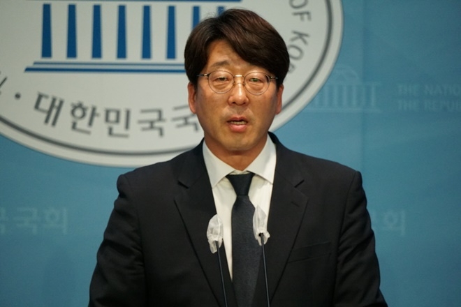 강성희 의원이 28일 오전 국회소통관에서 기자회견을 열어 이동관 방송통신위원장 지명철회를 촉구하고 있다.(사진제공=진보당 대변인실)