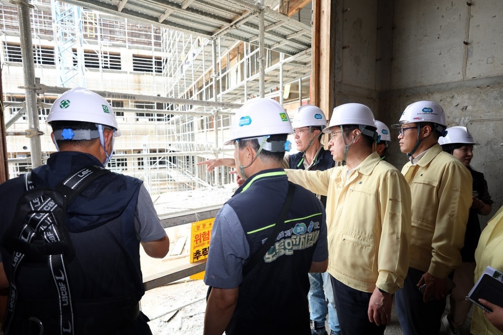 폭염 대비 현장 안전 점검을 진행하고 있다.