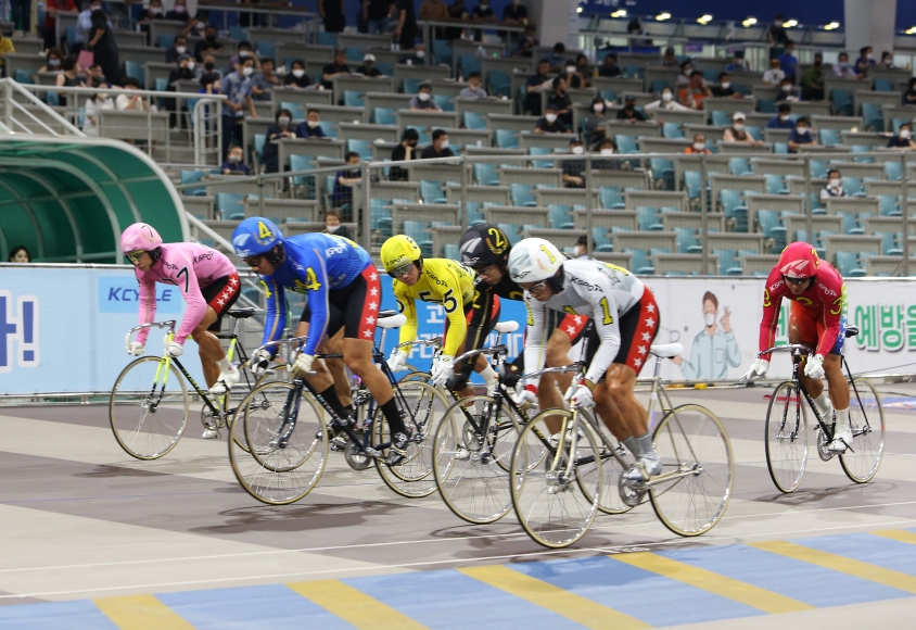 광명스피돔에서 출전 선수들이 경주출발 직후 자리를 잡고 있다. (사진=국민체육진흥공단)
