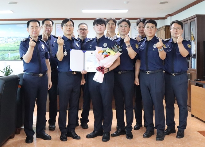 (앞줄 왼쪽 두번째) 안경수 소장, (세번째) 장채민 교도시보가 부서장과 기념촬영.(사진제공=울산구치소)