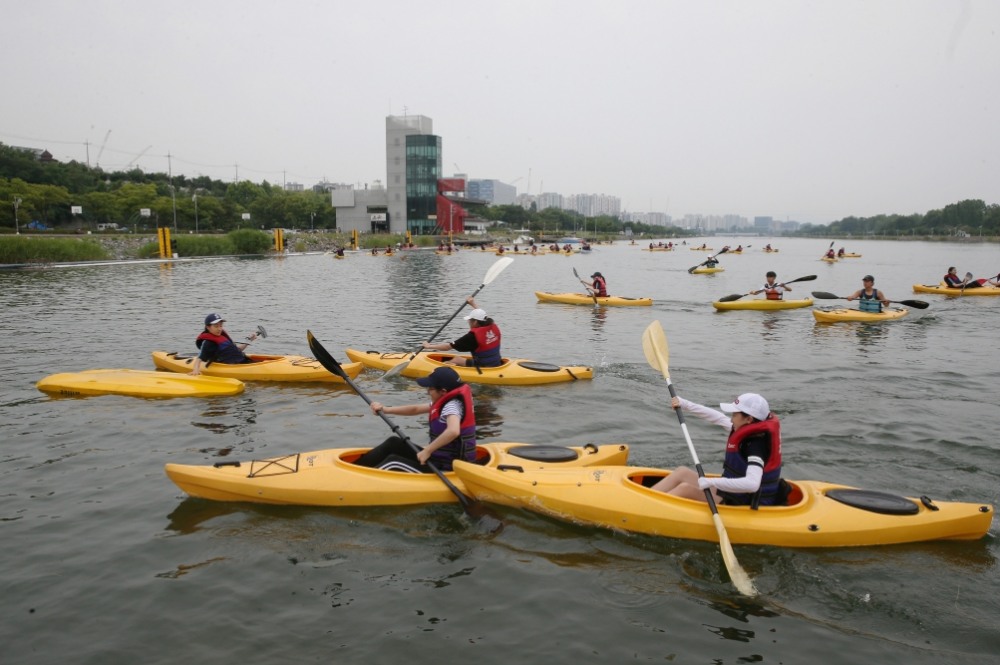 지난해 미사리경정장에서 학생들이 수상스포츠(카누)를 체험하고 있다. (사진=국민체육진흥공단)