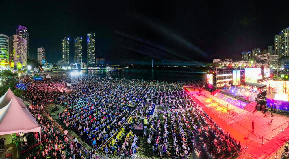 8월 6일 부산 서구 송도해수욕장 특설무대에서 펼쳐진 제19회 현인 가요제 모습.(사진제공=부산 서구)