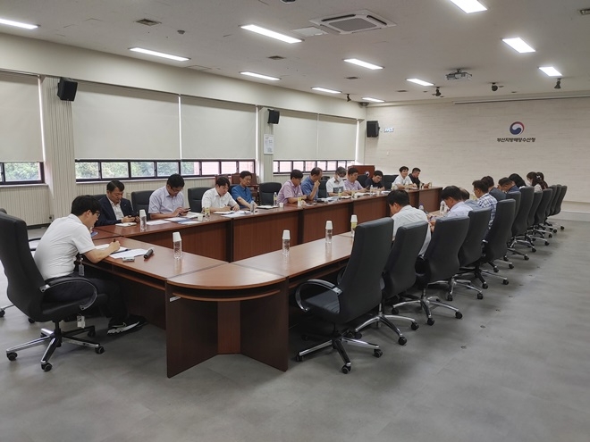 선박대피협의회 회의를 갖고 8일 오후 8시부터 항만운영 중단.(사진제공=부산해수청)