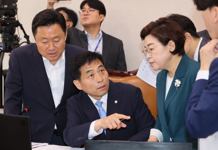사진=연합뉴스 (26일 국회에서 열린 국토교통위원회 전체회의에서 김민기 위원장이 여야 간사인 더불어민주당 최인호 의원, 국민의힘 김정재 의원과 대화하고 있다. 2023.7.26)