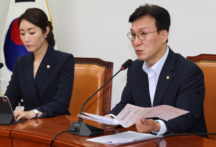 사진=연합뉴스(더불어민주당 김민석 정책위의장과 강선우 대변인(왼쪽)이 함께 국회에서 기자간담회를 하고 있다. 2023.7.23)