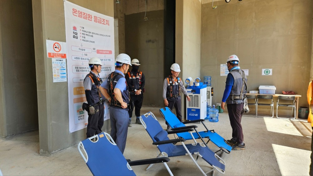 호반건설의 폭염 대비 온열질환 예방 점검 모습.(사진=호반건설)