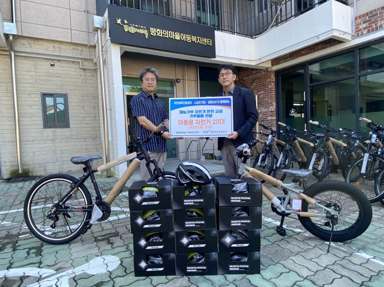 경륜경정총괄본부 이승훈 사업홍보팀장(우측)이 신종근 아동복지센터 원장에게 기부금을 전달하고 있다. (사진=국민체육진흥공단)