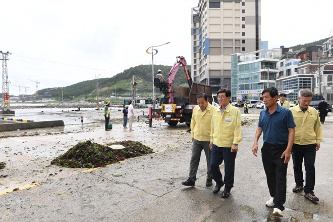 정종복 기장군수가 태풍 피해상황을 점검하고 있다.(사진제공=부산 기장군)