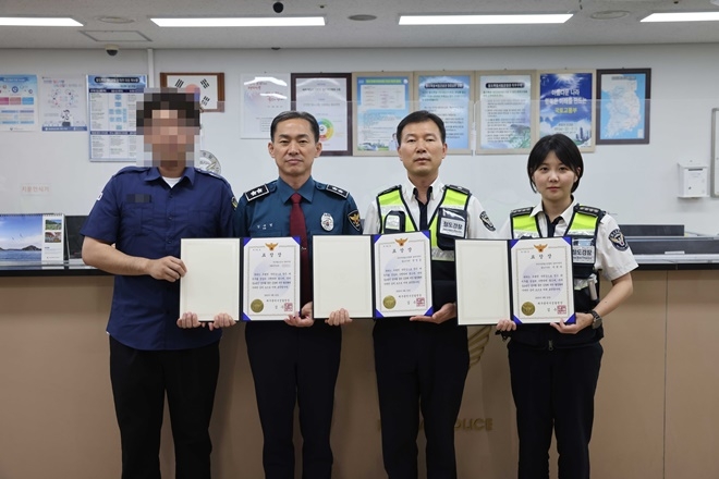 김수영 대구경찰청장이 10일 오후 철도경찰대 동대구센터를 방문해 범인검거 유공자들에게 표창장을 수여하고 기념촬영.(사진제공=대구경찰청)