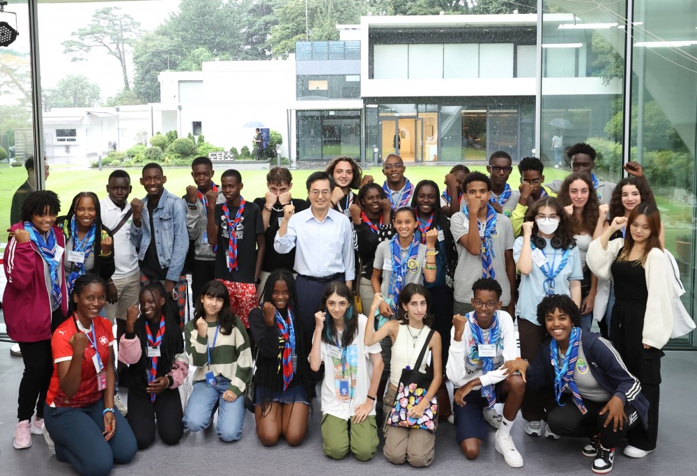 김동연 지사가 세계스카우트잼버리 참가자들과 기념촬영을 하고 있다.