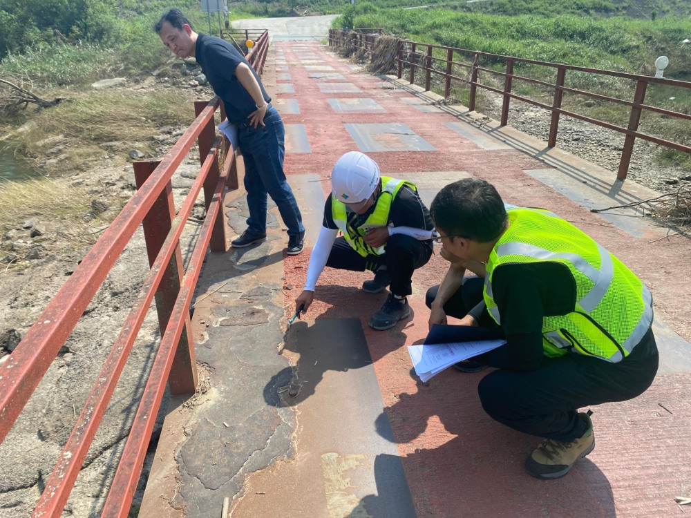 세종시 부강리 교량의 안전상태 점검 중 철판 부식 정도를 확인중인 모습.(사진= 국토안전관리원)