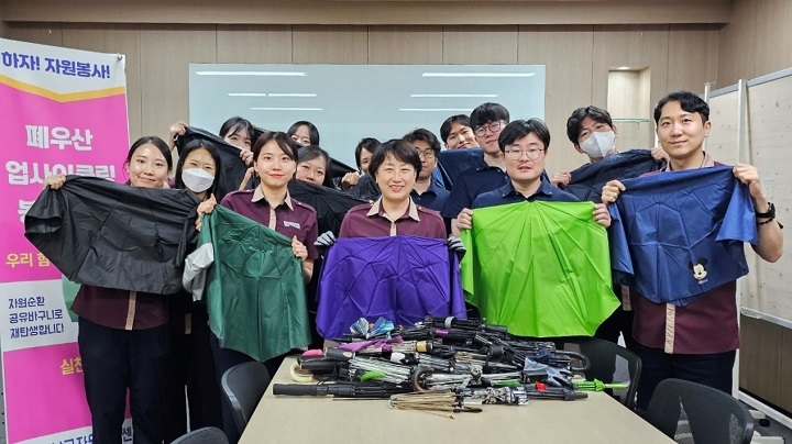 (가운데) 구명숙 수서역 부역장.(사진=SR)