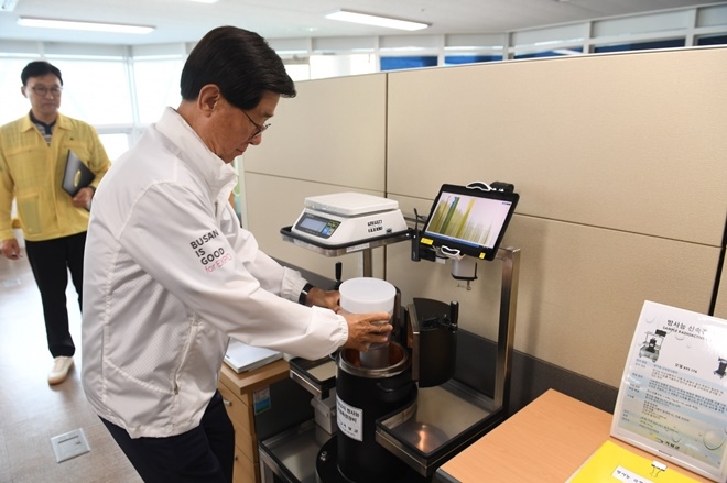 .정종복 기장군수가 지난 7월 기장수협에서 방사능 측정장비를 시연하고 있다.(제공=부산 기장군)