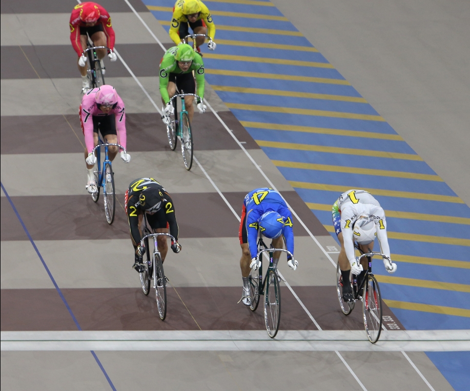 광명스피돔에서 출전 선수들이 결승선을 앞두고 전력을 다하고 있다. (사진=국민체육진흥공단)