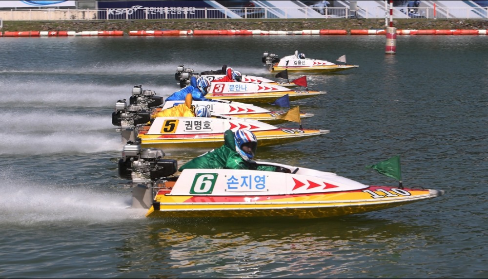 미사리경정장에서 손지영 선수가 6코스에 출전해 가장 빠른 스타트로 경주를 출발하고 있다. (사진=국민체육진흥공단)