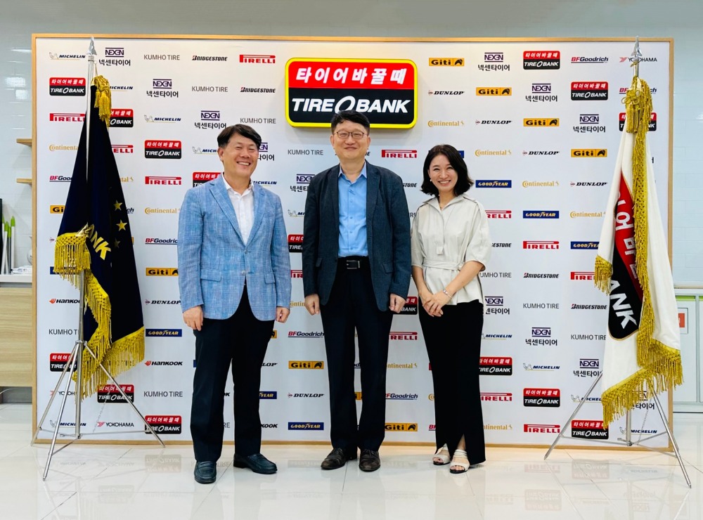 강의 후 타이어뱅크(주) 김정규 회장(좌측), 서정대학교 최남수 교수(가운데), 환경단체 그린디 박주영 이사(우측)가 기념 촬영을 하고 있다.(사진=타이어뱅크)