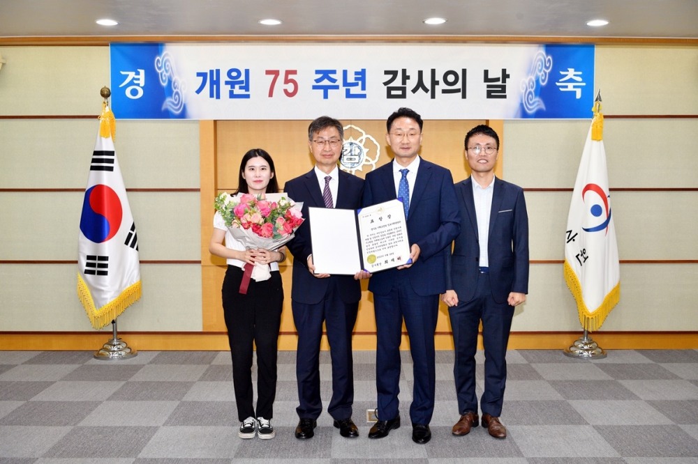 표창 수상 후 기념촬영을 하고있다.