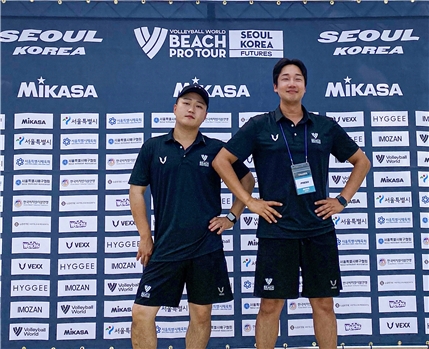 왼쪽부터 최환흥, 김학준 장내 아나운서. 사진=서울국제여자비치발리볼대회