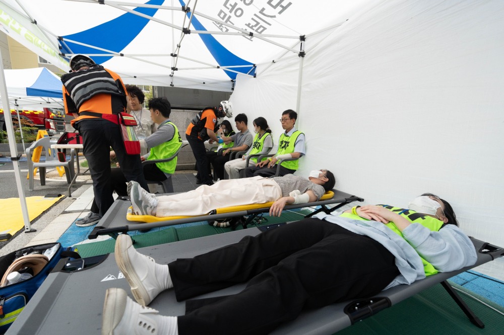 LH는 지난 29일, 세종특별자치시 집현동 새나루마을 12단지 공동주택에서 지진 발생을 가정한 안전한국훈련을 유관기관과 합동으로 실시했다.(사진=LH)