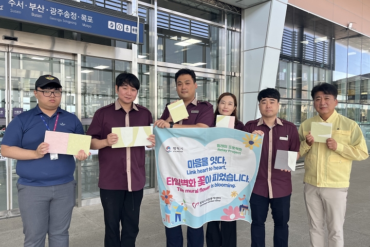 SRT평택지제역(역장 채봉석·사진 오른쪽)은 평택시 신장2동 도시재생 마을 조성을 위해 17일(목)부터 타일벽화 채색 봉사활동을 펼치고, 채색한 타일들을 30일(수) 평택시자원봉사센터에 전달했다.(사진=SR)