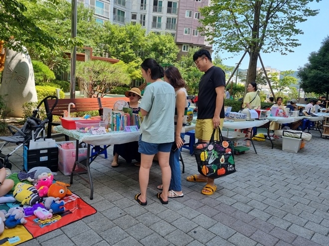 지난 26일 금정산쌍용예가 1차아파트 내에서 열린 금정프리미켓.(사진제공=부산 금정구)