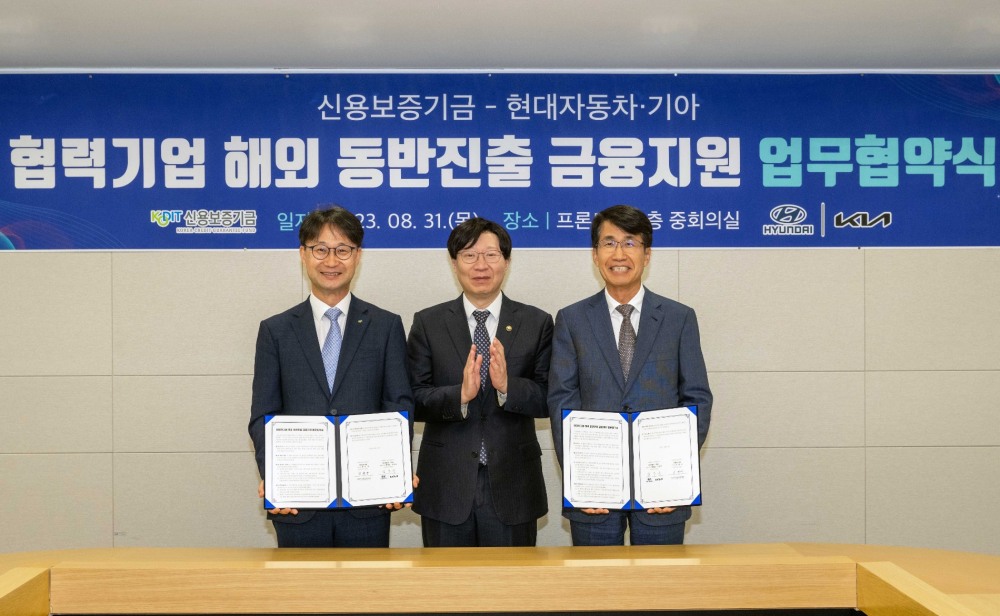 (왼쪽부터)신용보증기금 심현구 전무이사, 금융위원회 김소영 부위원장, 현대차그룹 김동욱 부사장이 ‘현대차그룹 해외 동반진출 금융지원 업무협약’ 체결식에 참석해 기념 촬영을 하고 있다.(사진=현대차그룹)