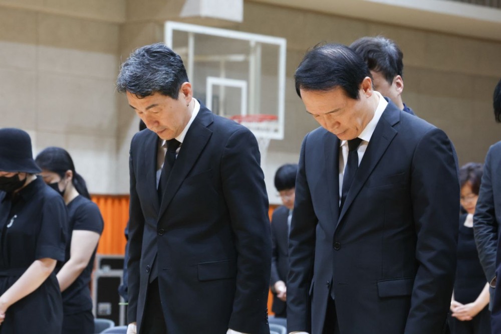 서이초 교사 49재 추모제에 참석한 임태희 교육감이 묵념하고 있다.