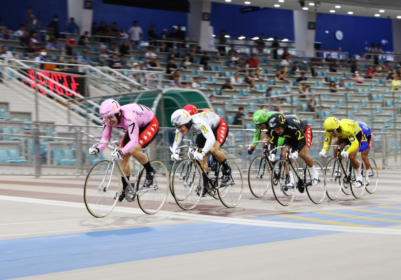 광명스피돔에서 출전 선수들이 앞에 나서기 위해 경합을 벌이고 있다. (사진=국민체육진흥공단)