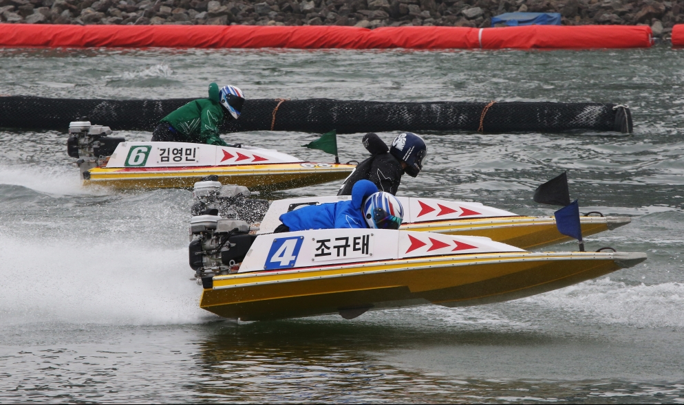 미사리경정장에 출전한 선수들이 턴마크를 돌며 경합을 벌이고 있다. (사진= 국민체육진흥공단)