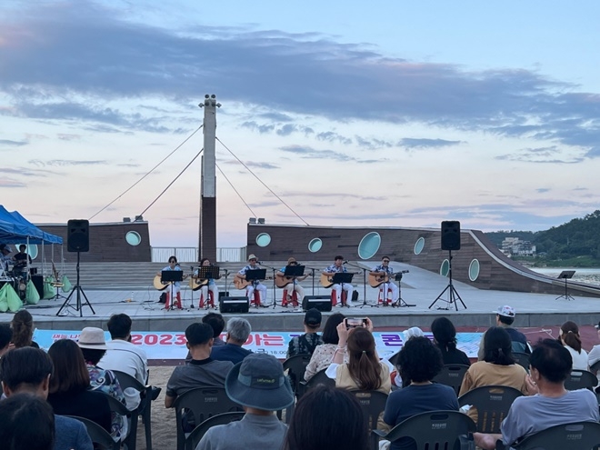 지난 8월 11일 일광해수욕장에서 열린 제1회 재능나눔콘서트 모습.(사진제공=부산 기장군)