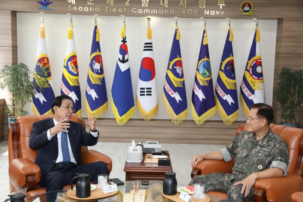 노동진 수협중앙회장(사진 왼쪽)은 6일, 해군 제2함대사령부를 찾아 안상민 해군 제2함대 사령관(사진 오른쪽)에게 어업인이 안전하게 조업을 할수 있도록 해안방어에 힘써준것에 대해 감사의 뜻을 전했다. (사진=수협중앙회)