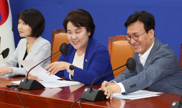 더불어민주당 김민석 정책위 의장, 홍정민 의원(왼쪽) 등이 지난달 8일 국회 당 사무실에서 원내 대책 회의를 하고 있다. (사진=연합뉴스)