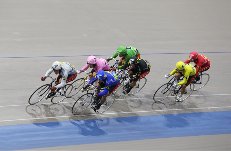 광명스피돔 경륜 경주에서 선수들이 앞서기 위해 치열한 경합을 벌이고 있다.(사진=국민체육진흥공단)