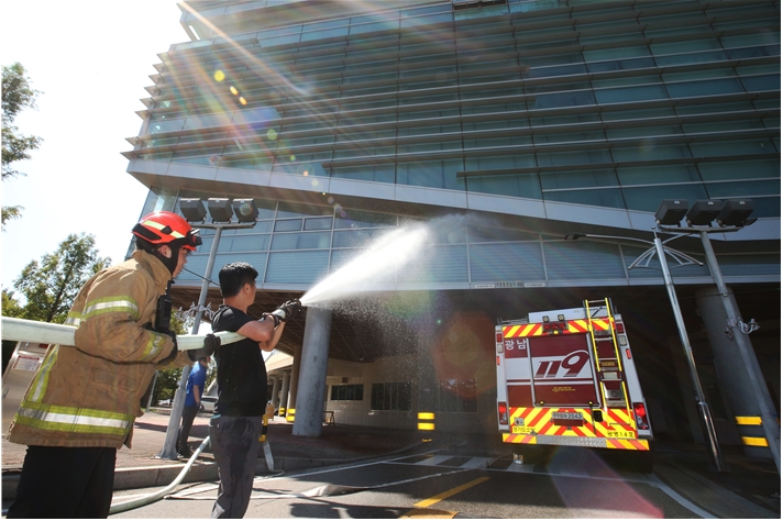 경륜경정총괄본부 직원이 광명소방서 소방관과 함께 화재진압훈련을 하고 있다.(사진=국민체육진흥공단)