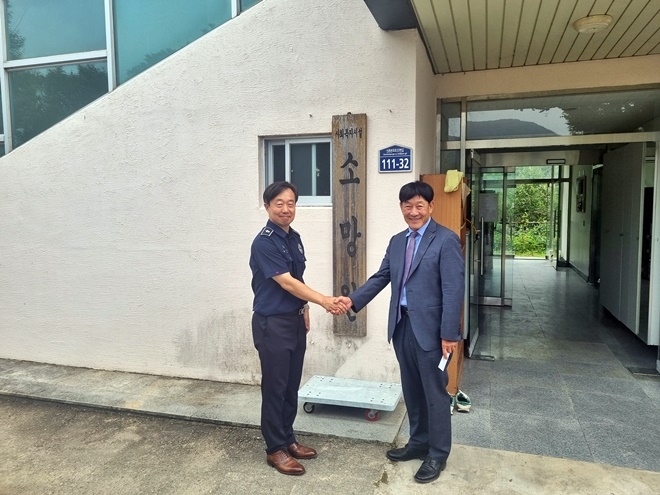 소망원에 추석 위문금을 전달하고 있다.(사진제공=창원교도소)