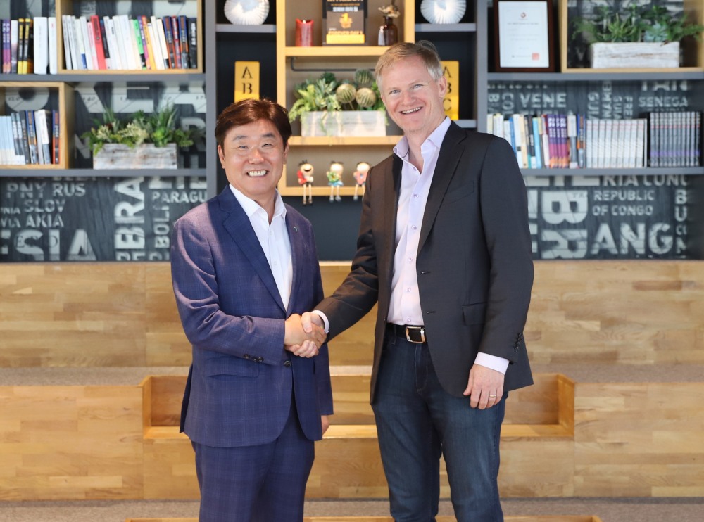 박근영 하나금융티아이 대표이사(사진 왼쪽)와 마이크 벨시(Mike Belshe) 비트고(BitGo) 공동 창업자 겸 CEO(사진 오른쪽)가 악수하며 기념촬영을 하고 있다. 사진=하나금융그룹